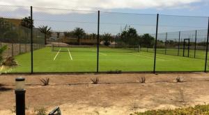 un campo da tennis con rete su un campo da tennis di vila verde twonhouse T54 a Santa Maria
