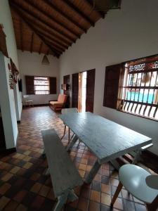 Pokój z drewnianym stołem, krzesłami i oknami w obiekcie Casa Republicana en Jericó w mieście Jericó