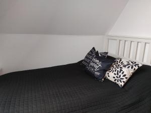 Un dormitorio con una cama con almohadas. en Rooftrop Apartments Ulm - komfortable neue Unterkunft im Herzen von Ulm en Ulm