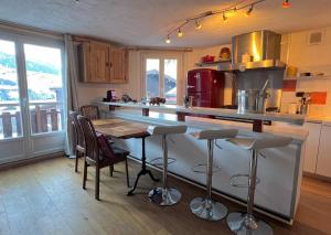 Kuchnia lub aneks kuchenny w obiekcie Appartement 2pieces Hyper Centre Les Houches, proche Chamonix