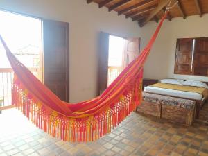 赫里科的住宿－Casa Republicana en Jericó，配有一张床铺的客房内的吊床