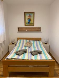 een bed met twee kussens in een slaapkamer bij Zovin Breg in Zlatibor