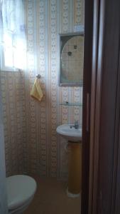 ein Bad mit einem WC und einem Waschbecken in der Unterkunft Apartamento de frente a Praia, pé na areia com wi-fi LOFTJM com 01 vaga de garagem sujeita a disponibilidade in Santos