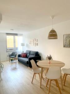 ウエスカにあるSAN LORENZO HUESCA con parkingの青いソファとテーブルのあるリビングルーム