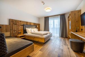 une chambre d'hôtel avec un lit et une fenêtre dans l'établissement Gästehaus Mirzl, à Schladming
