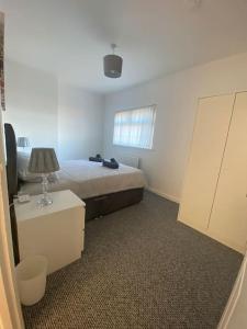 Postel nebo postele na pokoji v ubytování Modern Two Bed House Close To City Centre