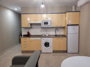 A kitchen or kitchenette at Casa Apartamento Entero en Morro Jable