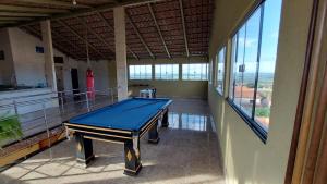 - Mesa de ping pong en una habitación con balcón en Sobrado em Goiânia - Recanto do Bosque, en Goiânia