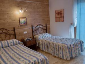 ein Hotelzimmer mit 2 Betten in einem Zimmer in der Unterkunft CASA RURAL CORTIJO MOLINO EL TARAHAL in El Tarahal