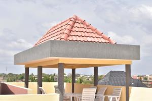 einen Pavillon auf dem Dach eines Gebäudes in der Unterkunft RÉSIDENCE BELLEVUE SITO AIPORT- Lomé in Lomé