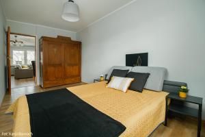 Televízia a/alebo spoločenská miestnosť v ubytovaní Apartament na Traugutta