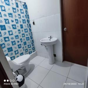 La salle de bains est pourvue de toilettes et d'un lavabo. dans l'établissement Departamento-Parque y Flores M1, à Chiclayo