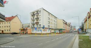 eine leere Straße in einer Stadt mit einem Gebäude in der Unterkunft Apartament na Traugutta in Elblag