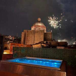 einen Blick auf ein Gebäude mit Feuerwerk im Hintergrund in der Unterkunft Hotel Casa Oratorio "Adults Only" in San Miguel de Allende