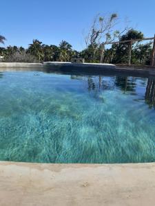 una gran piscina de agua azul en Casa Camilla, en Las Galeras