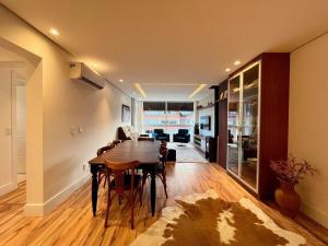 cocina con mesa y sillas en una habitación en Apartamentos Gartenberg no CENTRO by Achei Gramado, en Gramado