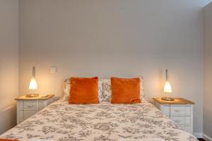 um quarto com uma cama com dois candeeiros em Quinta Calaca, a Home in Madeira no Funchal
