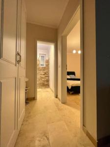 um corredor com um quarto com uma cama e uma porta em Apartament Timisoara 6 em Timisoara