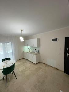 um quarto branco com uma mesa e uma cozinha em Apartament Timisoara 6 em Timisoara