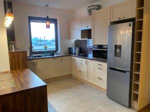 Kuchyňa alebo kuchynka v ubytovaní Sunny Life Apartment + 8 fotografií