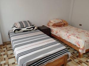 dos camas sentadas una al lado de la otra en una habitación en Departamento-Mamá Feli M5, en Chiclayo