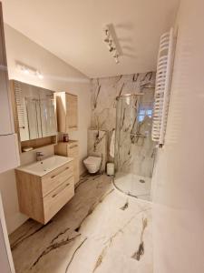 Ένα μπάνιο στο Apartament przy deptaku