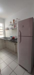 uma cozinha com um frigorífico branco num quarto em Flat Home Practice em São Luís
