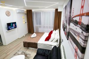 Habitación de hotel con cama y TV en Matin Apartments in Pristina, Kosovo en Pristina