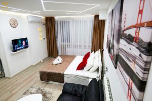 Una habitación de hotel con una cama y un televisor. en Matin Apartments in Pristina, Kosovo, en Pristina