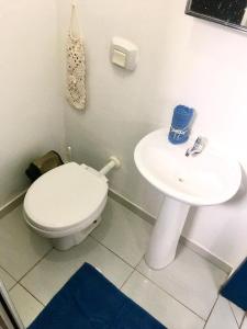 uma casa de banho com um WC e um lavatório em Morada Santa Pinheira em Palhoça