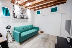 sala de estar con sofá verde y cámara en Fantastic flat in Call-Preciados-Gran Vía 4P, en Madrid