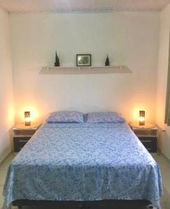 um quarto com uma cama grande e 2 mesas de cabeceira em Morada Santa Pinheira em Palhoça