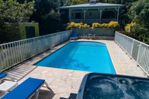 Sur la route des épices - Location villas avec piscine et jacuzzi内部或周边的泳池