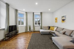 A seating area at Big spacious central apartment in Vienna