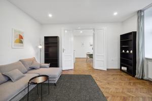 A kitchen or kitchenette at Big spacious central apartment in Vienna