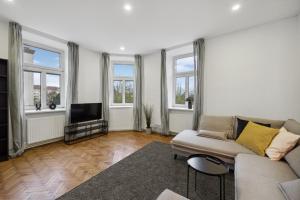 A seating area at Big spacious central apartment in Vienna