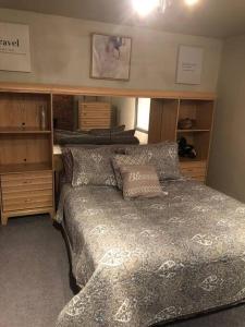 Postel nebo postele na pokoji v ubytování Cuddys Place