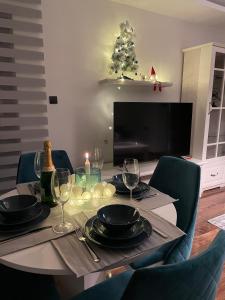 - une table à manger avec des verres à vin et un sapin de Noël dans l'établissement Luxury Sunny Hill, à Kopaonik
