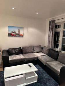 sala de estar con sofá y mesa de centro en Beautiful 3 Bedrooms town house with parking, en Redbridge