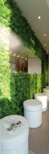 Cette chambre est dotée d'un mur vert et de toilettes. dans l'établissement Residence Anchisemare, à Alba Adriatica