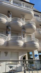 - un bâtiment avec des balcons blancs sur le côté dans l'établissement Residence Anchisemare, à Alba Adriatica