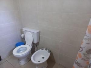 La salle de bains est pourvue de toilettes et d'un bidet. dans l'établissement Cabañas Vista Andes IV, à Luján de Cuyo