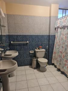 マンタにあるDESPARTAMENTO DISFRUTAの洗面台が2つとトイレがあるバスルーム +6枚の写真