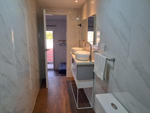 Baño con 2 lavabos y espejo en Relax moderna tiny suite, en Manta