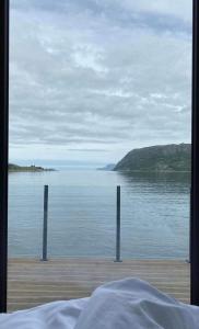 - une vue sur l'océan depuis la fenêtre de la chambre dans l'établissement Ocean View Stad, à Barmen