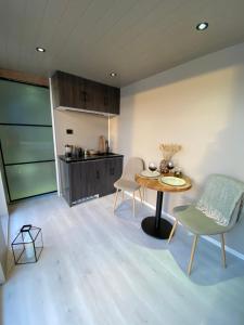 a kitchen and dining room with a table and chairs at Ocean View Stad in Barmen