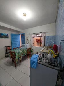 een keuken met een spoelbak en een fornuis bovenste oven bij casa de praia em Itapoá SC a uma quadra da praia in Itapoa