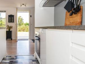 Kuchyň nebo kuchyňský kout v ubytování Holiday home Ebeltoft CCII