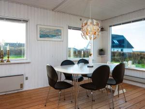 comedor con mesa, sillas y ventanas en Holiday home Knebel LIX, en Knebel
