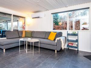 un soggiorno con divano e 2 tavoli di Holiday home Rønde XXIV a Rønde